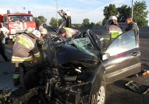У Києві Mitsubishi врізався у вантажівку, загинули чотири людини