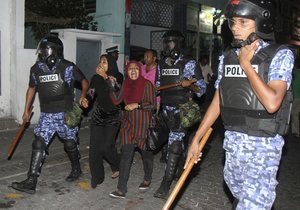 Поліція на Мальдівах заарештувала 55 активістів опозиції за участь в акції протесту