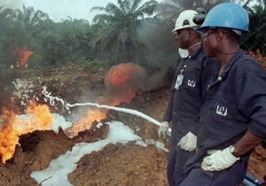 У Нігерії згоріли майже 100 людей, які збирали пальне після аварії бензовоза