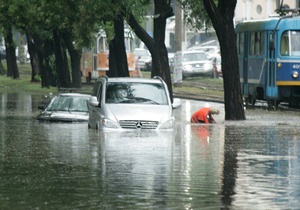МНС ліквідовує наслідки зливи в Одесі