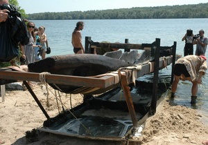 У Запоріжжі із дна Дніпра підняли 500-річний човен