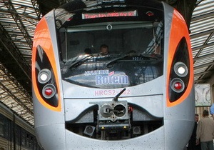 Хулігани пошкодили поїзд Hyundai, що прямував з Києва до Донецька