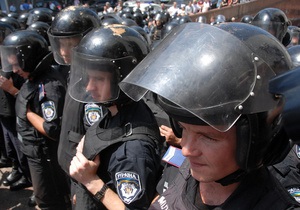 З початку протестів під Українським домом по меддопомогу звернулося 27 правоохоронців