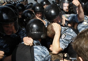 Удар: У Черкасах міліція розігнала мітинг проти мовного закону, активіста партії забрали у райвідділ