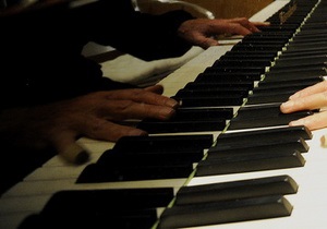 Латвійську сім ю оштрафували за гру на піаніно