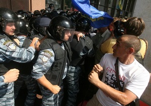 Протестуючі під Українським домом залишаться на нічне чергування
