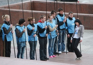 Альтернативна акція: біля АП зібралися 400 осіб, вдячних Януковичу за Євро-2012