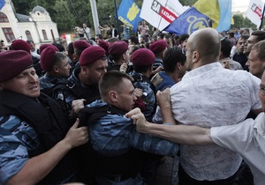 Біля Українського дому розпочалася бійка: проти мітингувальників застосували сльозогінний газ