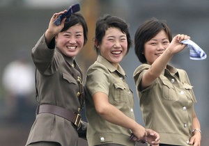 Північнокорейським жінкам дозволили носити джинси і сережки