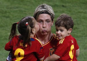 Фотогалерея: Найкраще - дітям. Як гравці збірної Іспанії святкували перемогу на Євро-2012