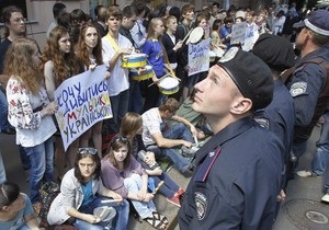 У центрі Києва протестують проти гомофобії і російської мови