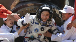 Перша жінка-космонавт Китаю повернулась на Землю