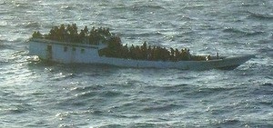 Біля берегів Австралії затонуло судно із нелегалами: врятувати вдалося більше 120 осіб