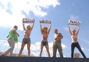 Активистки FEMEN провели топлес-акцию на Олимпийском