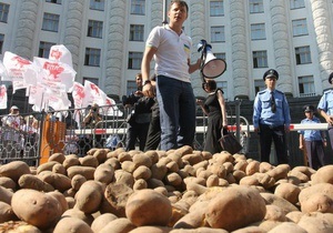 Перед будівлею Кабміну розсипали понад півтонни картоплі, протестуючи на захист національного виробника