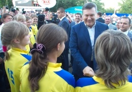 Янукович посетил фан-зону в Донецке