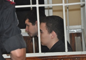 Двоє підсудних у справі Оксани Макар побилися в залі суду