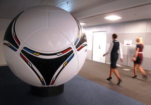 Зворотна сторона Євро-2012: українці тікають від футбольної ейфорії