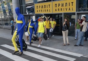 До України вболівальники прибувають переважно літаками, а по країні пересуваються на поїздах
