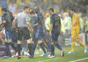 Фотогалерея: Погодні корективи. Матч Україна-Франція зупинено через дощ