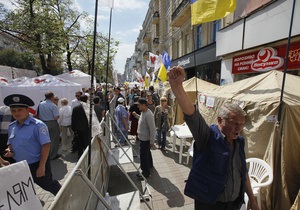 БЮТ: У Києві затримали машину, яка перевозила воду і футболки у наметове містечко опозиції