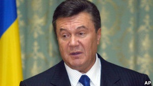 Янукович корегує свої заяви щодо Тимошенко і вбивства Щербаня