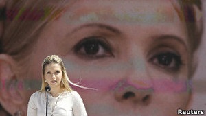 Тимошенко просить не тиснути Януковичу руку