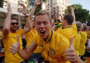 Шведские фанаты прошли маршем к Олимпийскому