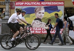 Прихильники Тимошенко в наметовому містечку на Хрещатику переклали гасла на англійську мову