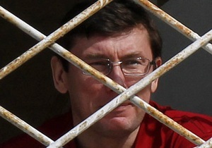 Азаров у Німеччині: Луценко - не політв язень. Запитайте франкфуртську поліцію
