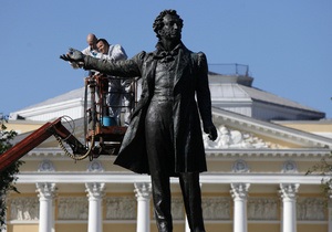 У Петербурзі до дня народження Пушкіна помили пам ятник поету