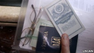 Кожен другий українець залишає компенсаційну тисячу в Ощадбанку