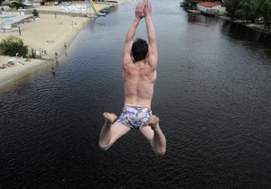 Уболівальникам зі Швеції київська влада порадить не купатися в Дніпрі в межах Труханового острова
