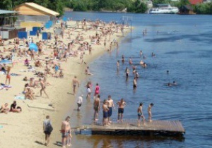Сухий закон. Київська влада заборонила іноземним уболівальникам купатися