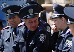 Міліціонерам заборонили лузати насіння, плюватися і  стріляти  сигарети під час Євро-2012