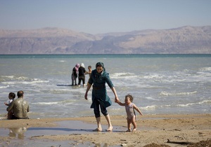 Зневоднення Мертвого моря викликане підйомом земної кори