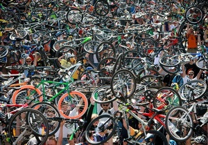 Фотогалерея: Веломанія. Масштабний зліт велосипедистів у центрі Києва