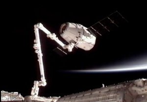 Астронавти МКС закінчили розвантажувати приватний корабель Dragon