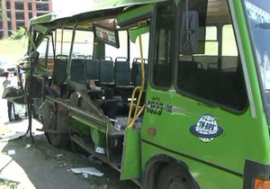 У Харкові зіткнулися автовишка та автобус: загинула жінка