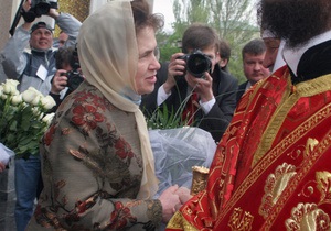 Людмила Янукович нагородила випускників богословського університету