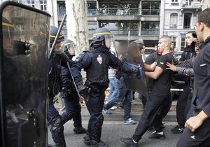 У французькій поліції розповіли, у разі чого застосовується сльозогінний газ проти натовпу