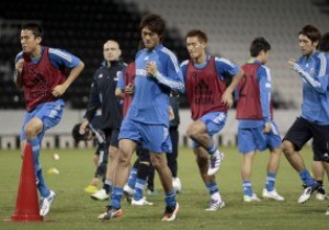 Нестандартный подход. Японские футболисты готовятся к Олимпиаде с треугольными мячами