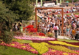 До Дня Києва КМДА прикрасить 1,1 тис. балконів у центрі квітами