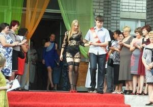 Українська школярка стала зіркою інтернету через відверте вбрання на випускному