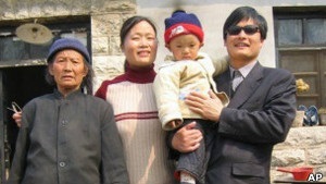 Сліпий китайський дисидент отримає паспорт, щоб виїхати до США