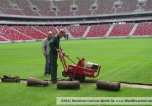 На Национальном стадионе в Варшаве к Евро-2012 перестилают газон