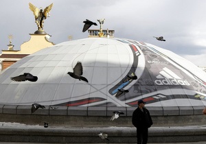 Азаров: Через заклики бойкотувати Євро-2012 Україна втратила туристів