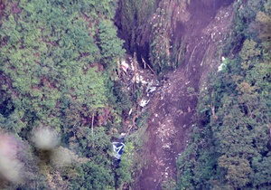 Катастрофа Sukhoj SuperJet-100: Знайдений хвіст літака, в якому знаходяться чорні скриньки