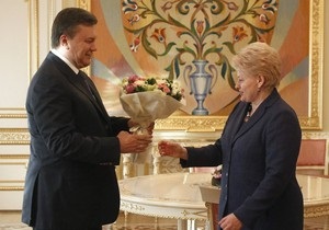 Янукович зустрів Грібаускайте букетом квітів