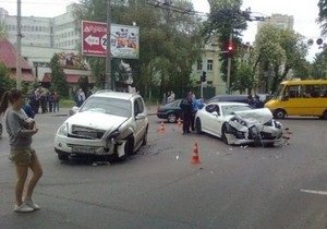 У центрі Києва зіткнулися Porsche та SsangYong, троє постраждалих